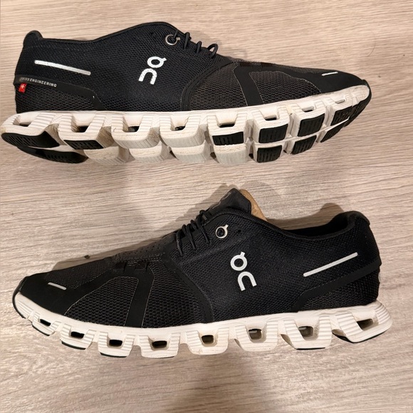 On Cloud 5 Men’s Black and White Size 9